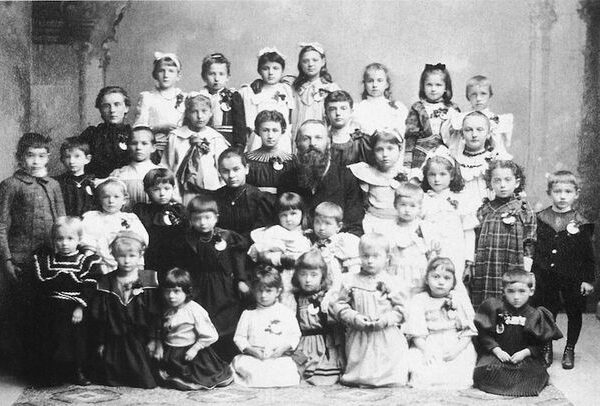 Adolf Lorenz surrounded by children whose congenital hip dislocations he had successfully treated and whom he took to medical conferences as living proof. Photo: Archive of the Adolf Lorenz Association